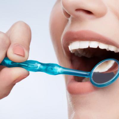 Piekny Snieznobialy Usmiech Idealne Mocne Biale Zeby Pielegnacja Zebow Opieka Zdrowotna Koncepcja Stomatologiczna Dla Dentystow Ogladanie Zebow Specjalnym Sprzetem Stomatologicznym 355000 1542