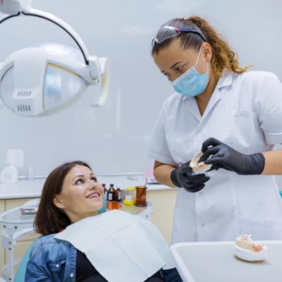 Protetyka I Leczenie Stomatologiczne Model Szczeki W Rekach Dentysty 116407 5544