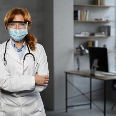 Widok Z Przodu Kobiety Lekarza Z Maska Medyczna I Miejscem Na Kopie 23 2148847621